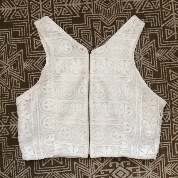 White Detailed Crop - Picture 2 of 2